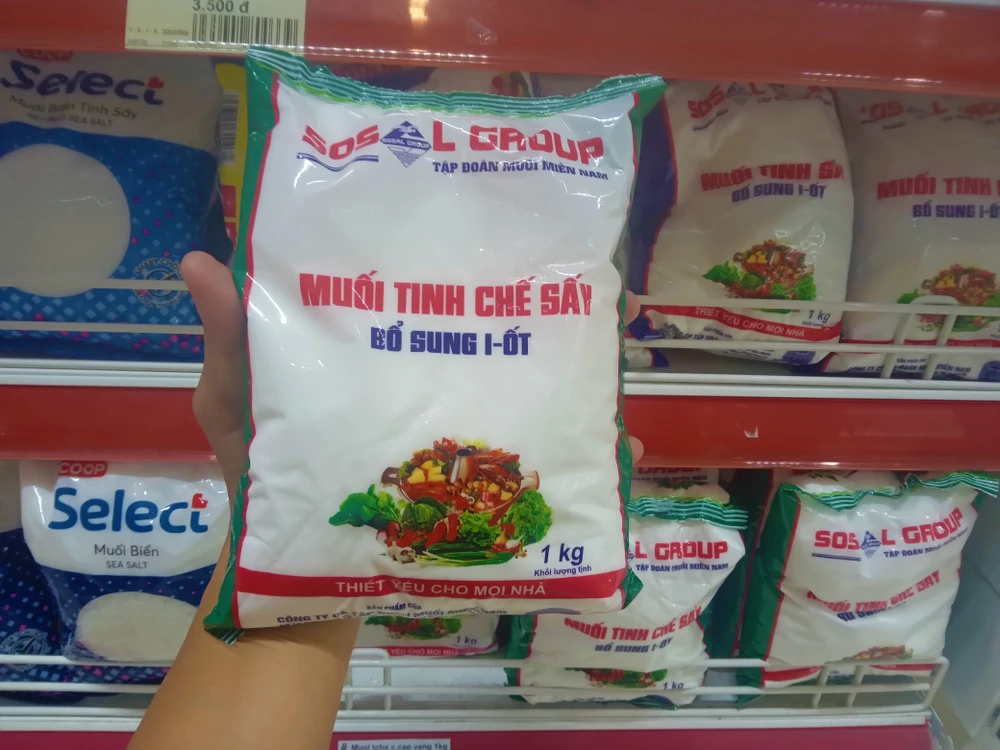 Muối dùng để ăn trực tiếp bổ sung i ốt được bán trong siêu thị. ẢNH: TÚ UYÊN Muối dùng để ăn trực tiếp bổ sung i ốt được bán trong siêu thị. ẢNH: TÚ UYÊN