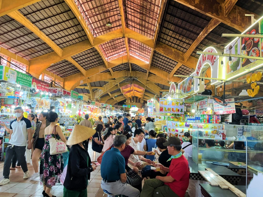 Khu ăn uống đông khách đến uống nước nghỉ chân Khu ăn uống đông khách đến uống nước nghỉ chân