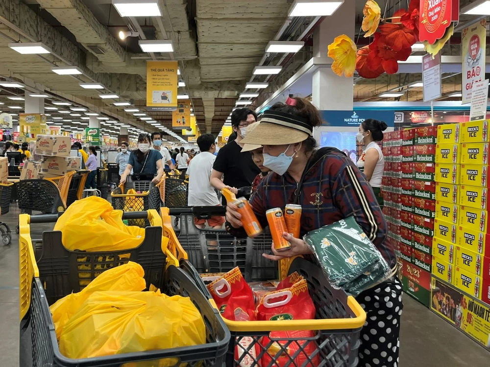 Nhiều xe đẩy chất đầy hàng hoá từ người dân mua sắm Nhiều xe đẩy chất đầy hàng hoá từ người dân mua sắm