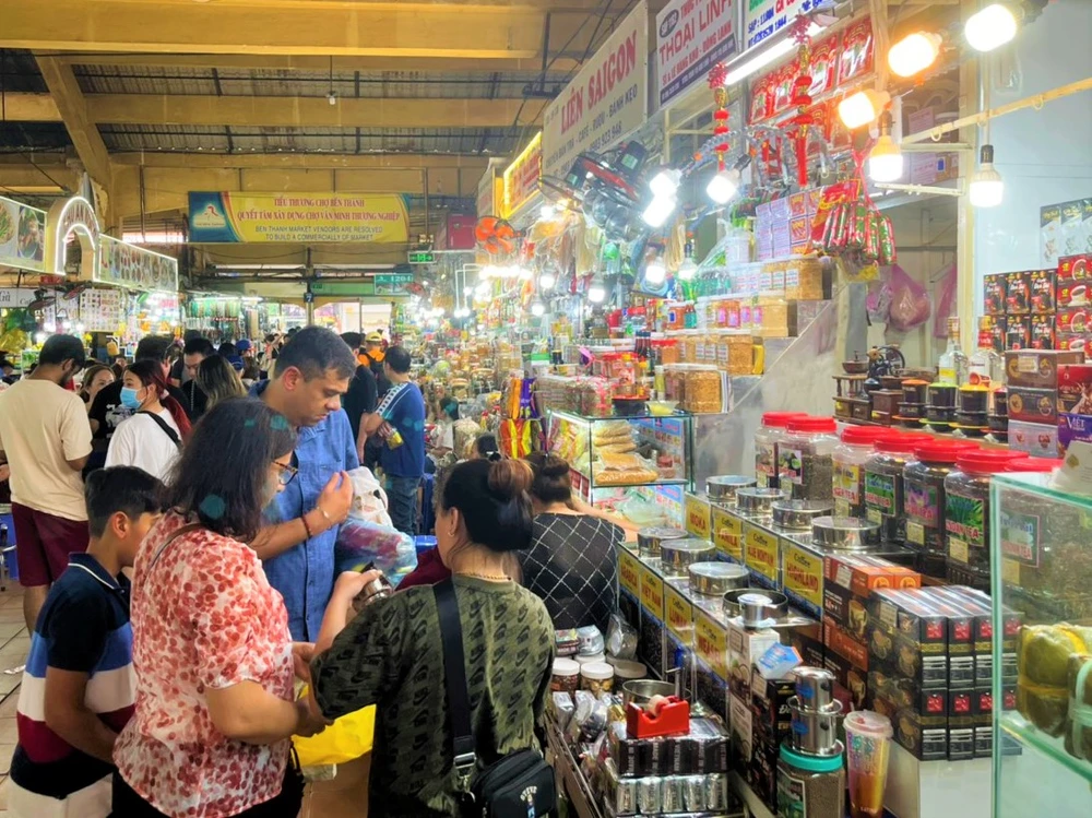 Các sạp bán trà, cà phê ở Bến Thành đông khách ghé mua Các sạp bán trà, cà phê ở Bến Thành đông khách ghé mua