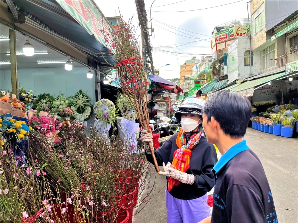 Cành đào 600.000 đồng đang được khách trả giá