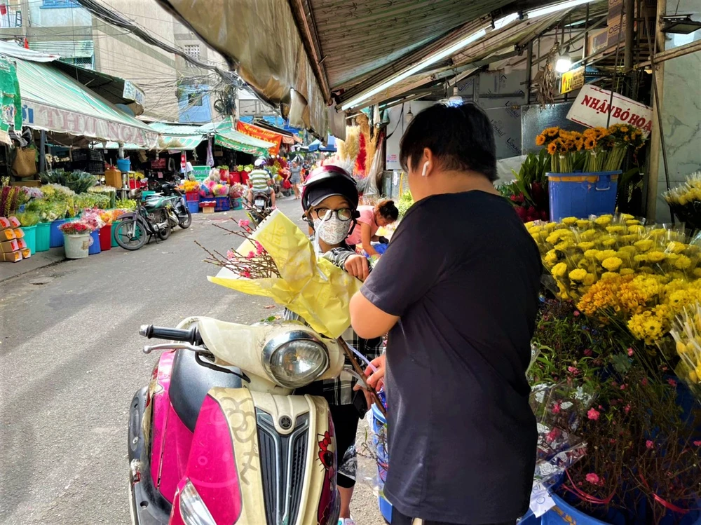 Những cành đào với nhiều mức giá khác nhau khách hàng dễ chọn lựa