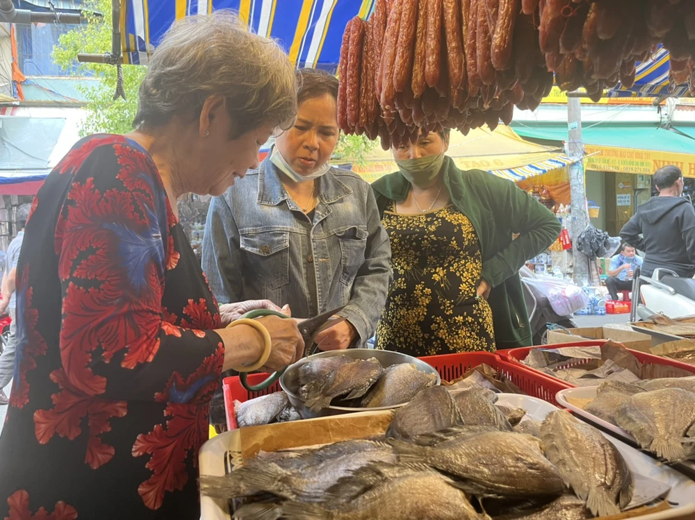 Cá sặc giá từ 300.000 hơn 400.000 đồng/kg, lạp xưởng từ 90.000 đồng và 270.000 đồng/kg.