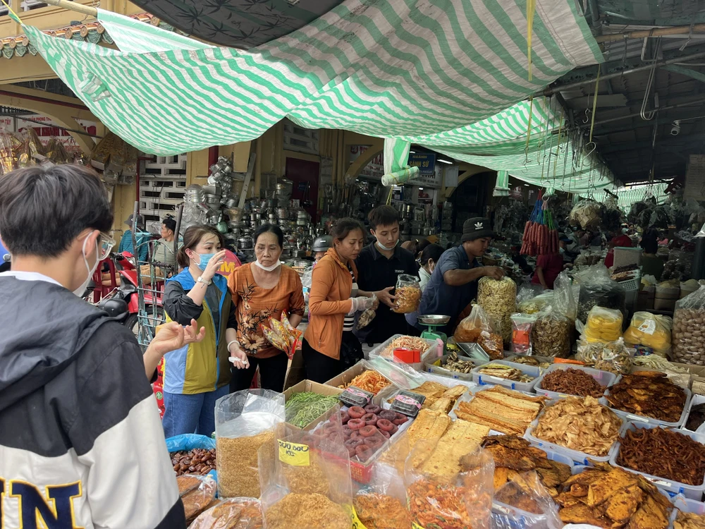 Chợ Bình Tây nhộn nhịp khách mua cá, tôm, mực khô... ăn Tết ảnh 7