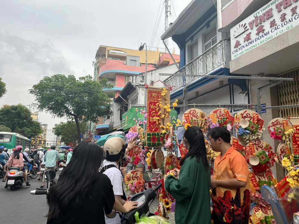 Các mặt hàng trang trí Tết đang được người dân quan tâm.