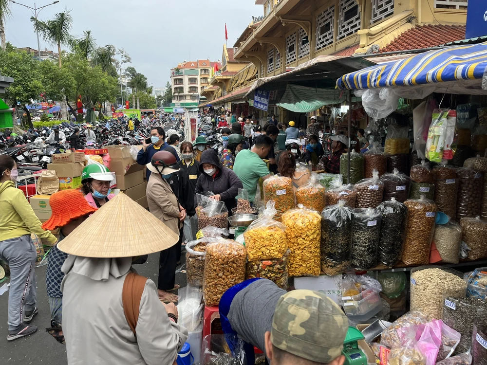 Chợ Bình Tây nhộn nhịp khách mua cá, tôm, mực khô... ăn Tết ảnh 6