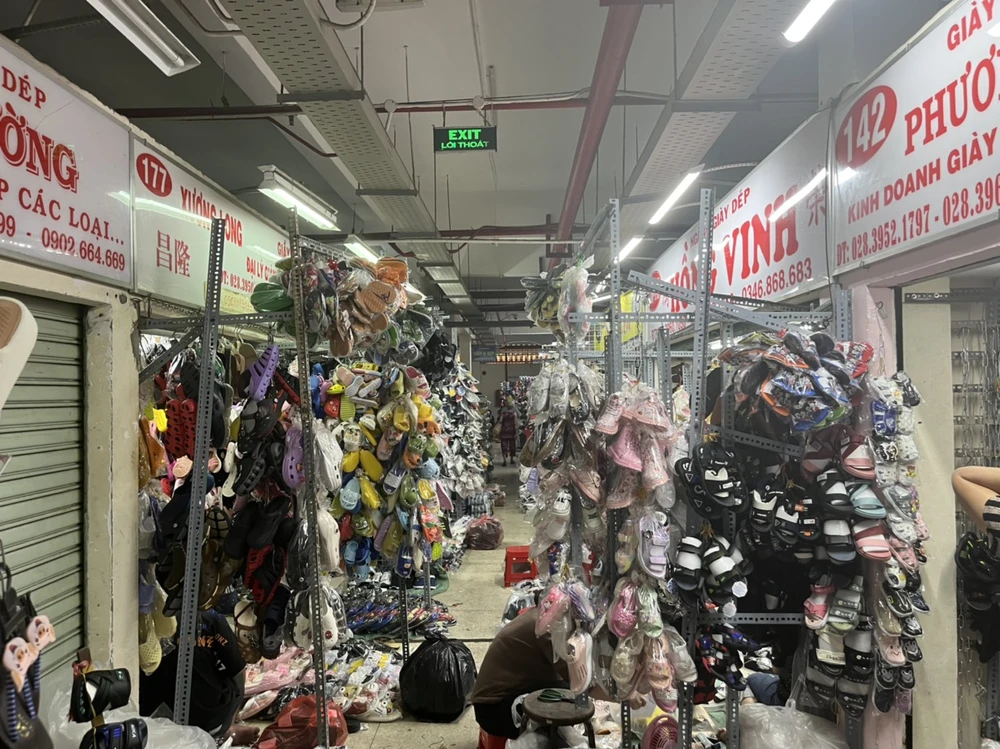 Do rơi vào ngày cuối tuần nên bên cạnh vắng khách một số sạp đóng cửa nghỉ sớm.