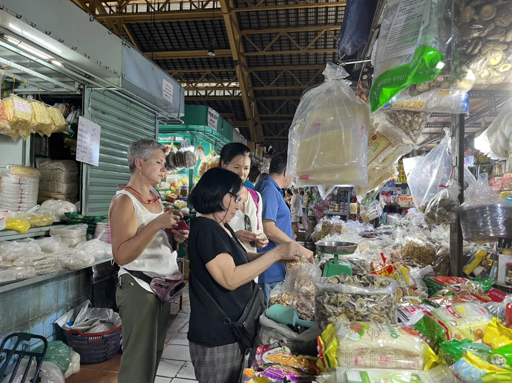 Du khách mua hạt điều tại một sạp chợ Tân Định.