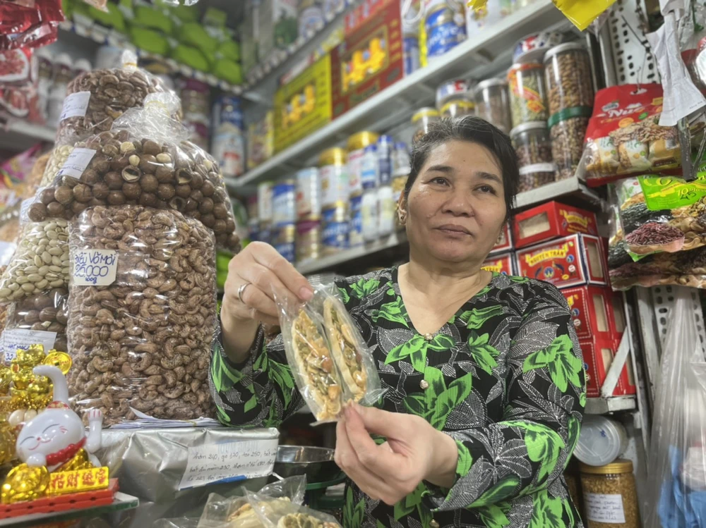 Loại bánh "thuyền hoa chở các loại hạt" được bà Thoa nhập về bán trong dịp Tết.