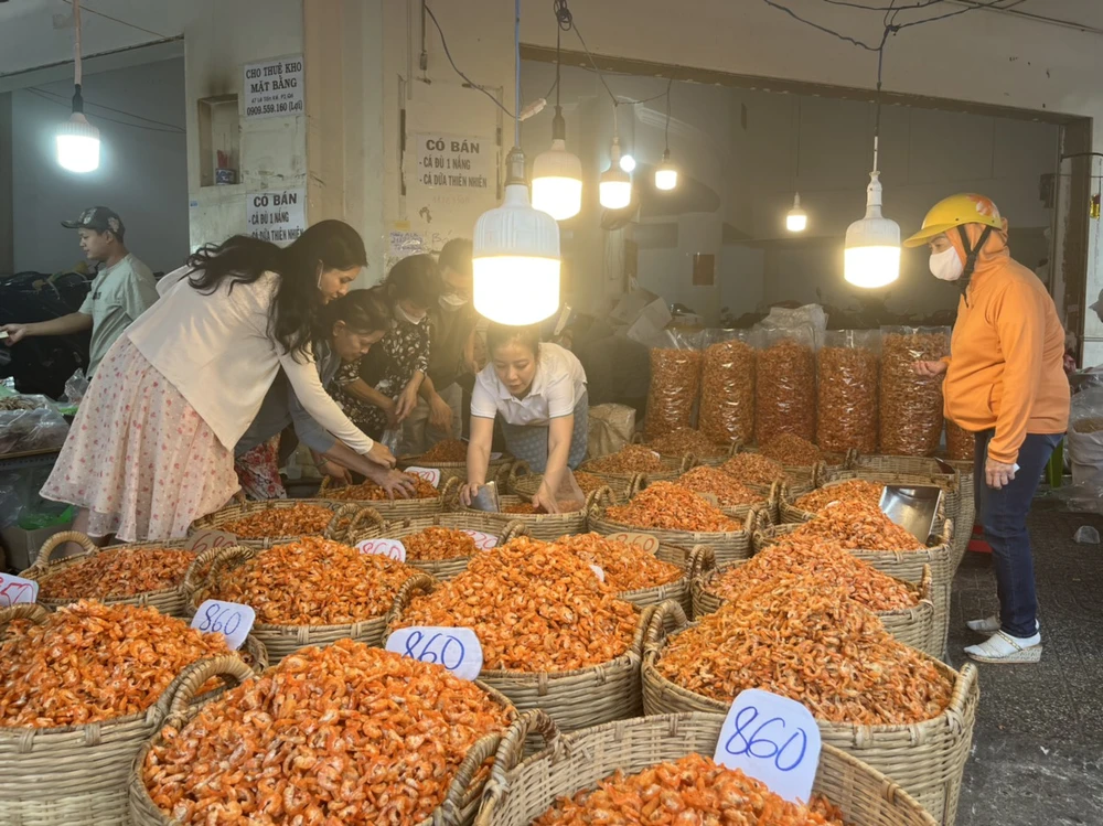 Các loại tôm khô niêm yết giá rõ ràng thu hút nhiều người dân đến chọn mua.