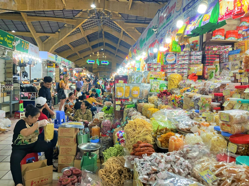 Các sạp bánh mứt sáng đèn phục vụ khách mua sắm