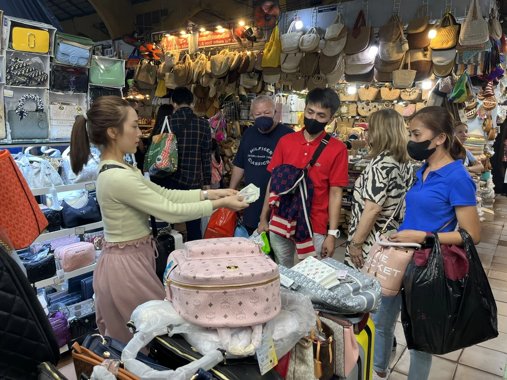 Các sạp túi xách, giày dép thu hút khách.