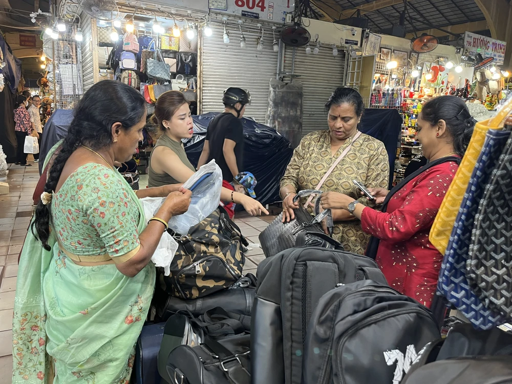 Du khách Ấn Độ tìm mua túi xách tại một sạp hàng.