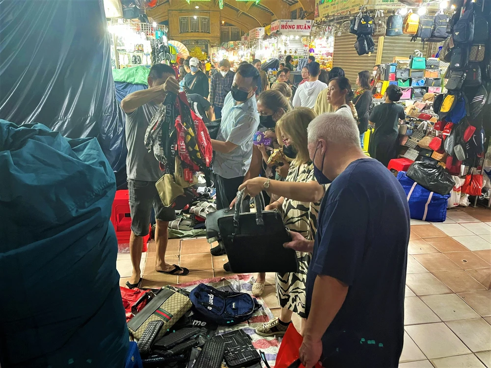 Túi xách đang được giảm giá còn 100.000 đồng/cái cũng được khách quan tâm mua sắm