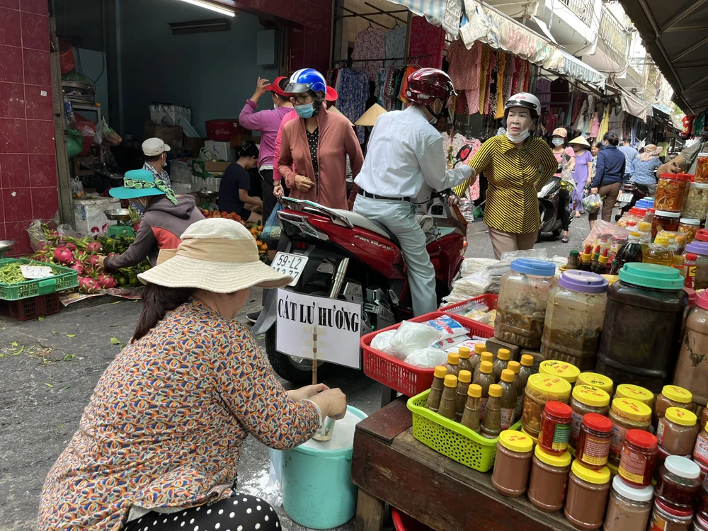 Theo phong tục cuối năm, một số gia đình thay cát lư hương bàn thờ tổ tiên.