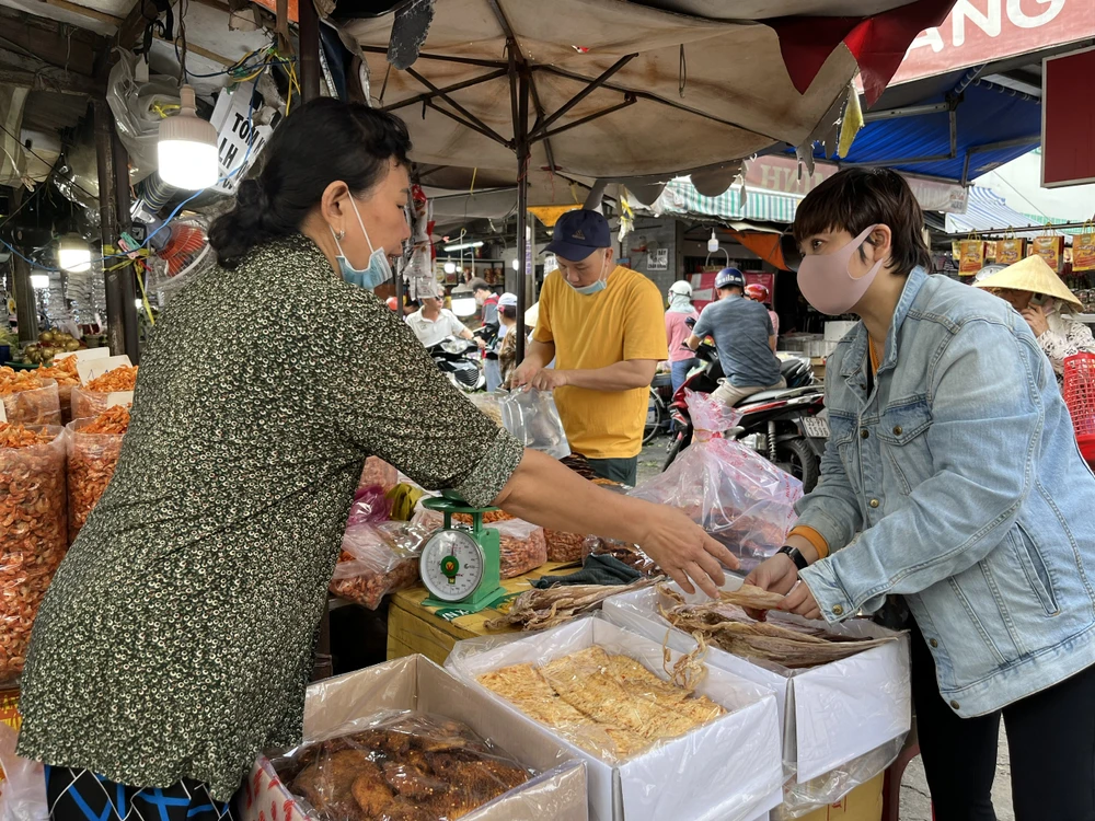 Các loại mực khô, tôm khô...cũng là một trong những mặt hàng được người dân mua sắm nhân dịp Tết đến.