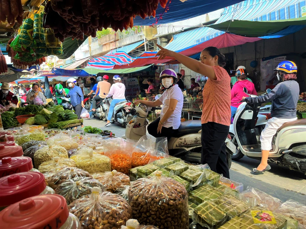 Ngày 22 âm lịch, người dân đi chợ mua các mặt hàng thực phẩm chế biến sẵn