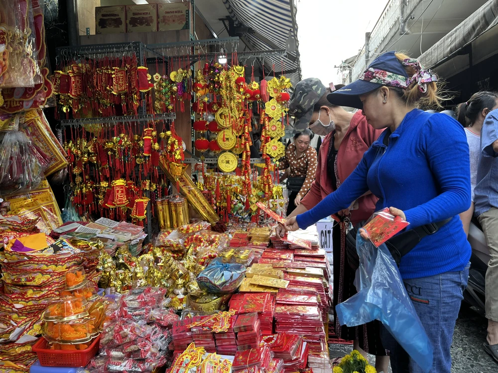 Bên cạnh mua đồ cúng, bao lì xì, đồ trang trí...cũng được người dân chọn mua