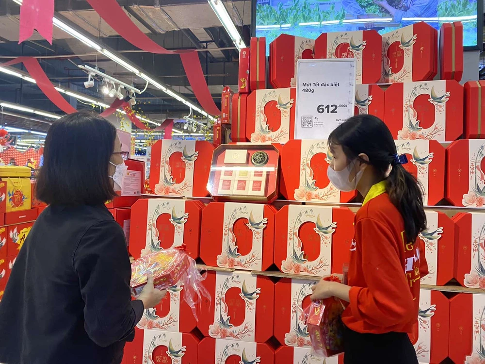 Bên cạnh hàng thiết yếu, các sản phẩm đặc trưng tết như bánh kẹo, giỏ quà... được khách hàng quan tâm mua sắm