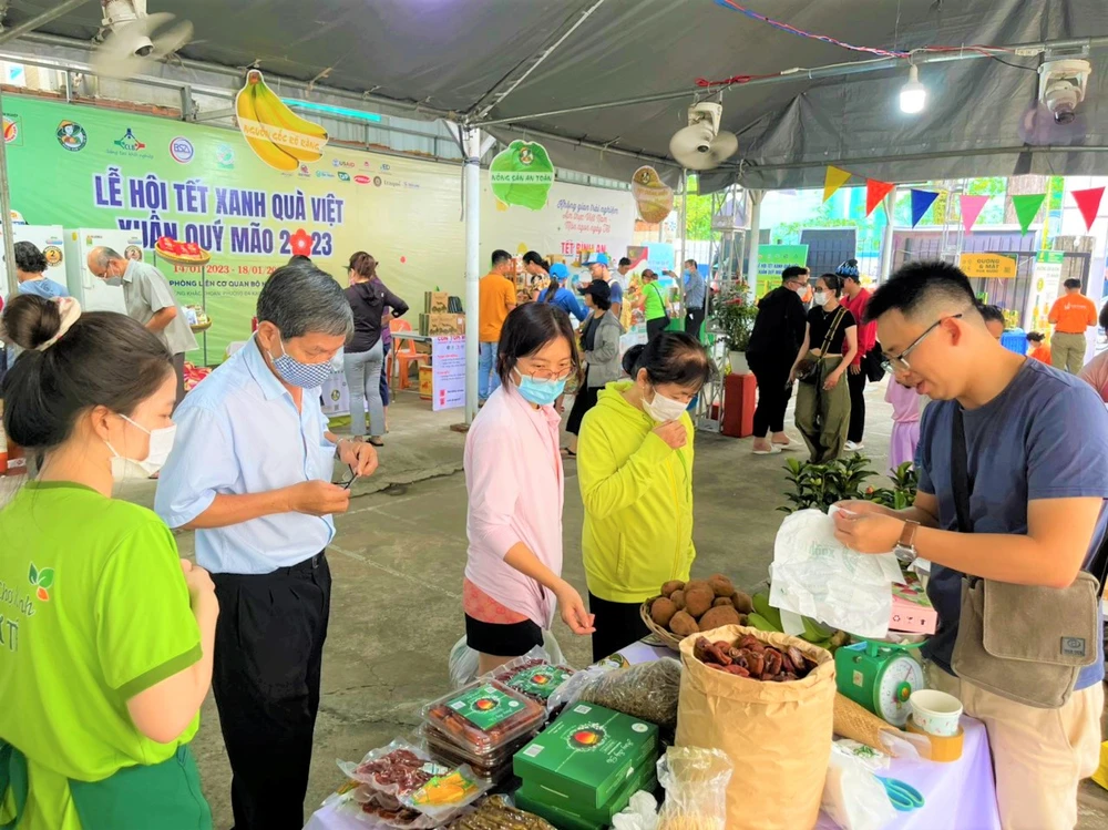 Hồng treo Đà Lạt được người dân đi phiên chợ mua sắm