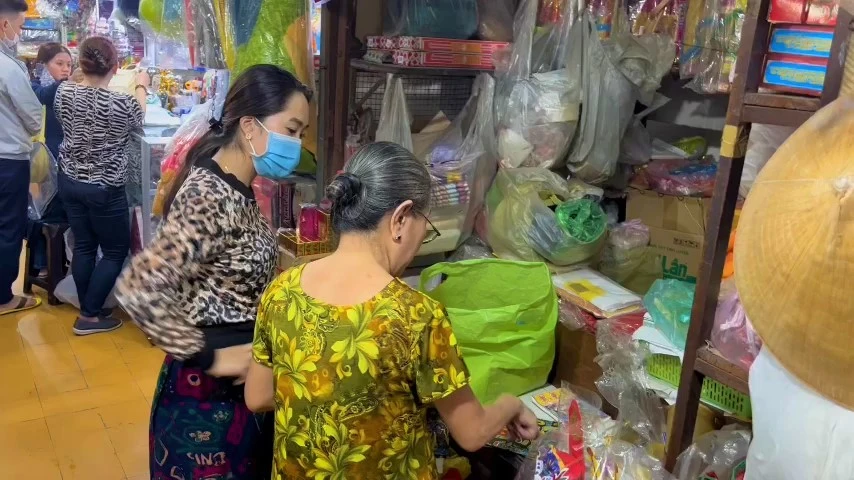 Khoảng 10 giờ tại chợ Hòa Hưng, một khách hàng cho biết do không có thời gian nên bây giờ mới mua áo giấy đồ cúng ông Táo