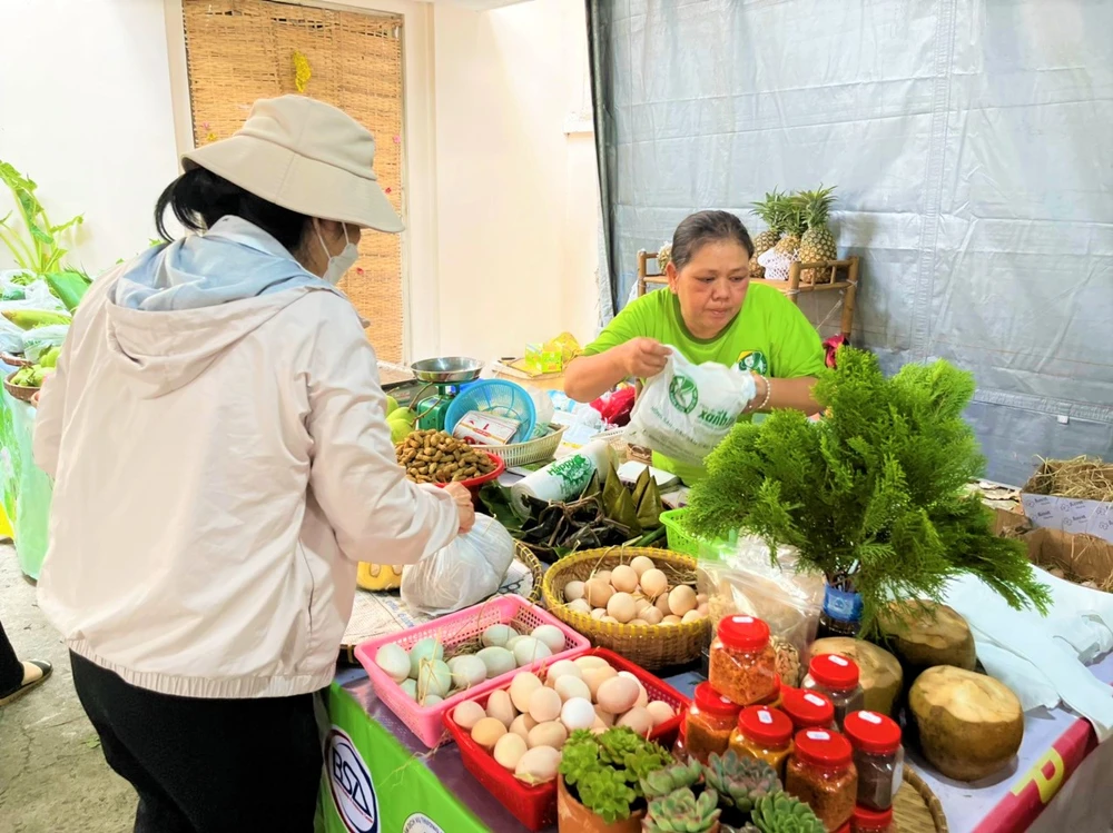 Là khách "ruột " của phiên chợ, người dân này mua trước 40 trứng gà, vịt hẹn ngày mai lấy thêm hơn 100 trứng nữa về chia cho người thân