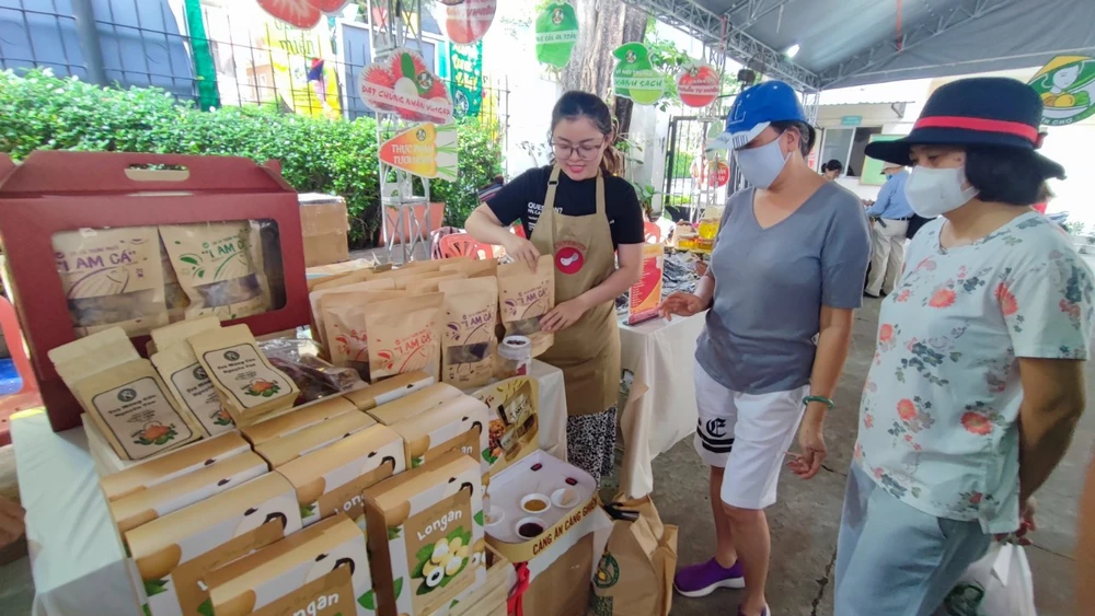 Đơn hàng nhãn sấy dẻo và xoài keo sấy dẻo mới đưa ra thị trường đã "cháy hàng"