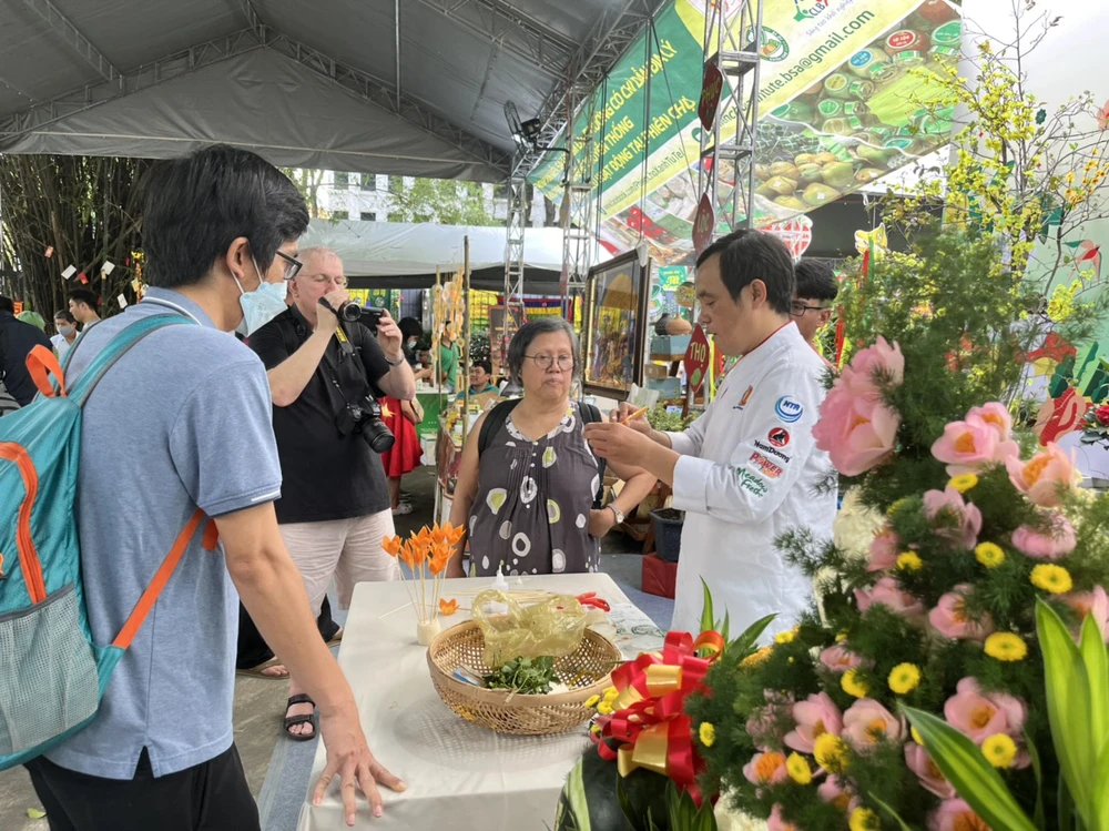 Tại phiên chợ, nghệ nhân biểu diễn tỉa rau củ thu hút khách tham quan