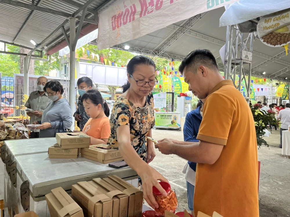 Khách mua tôm khô Cà Mau tại phiên chợ