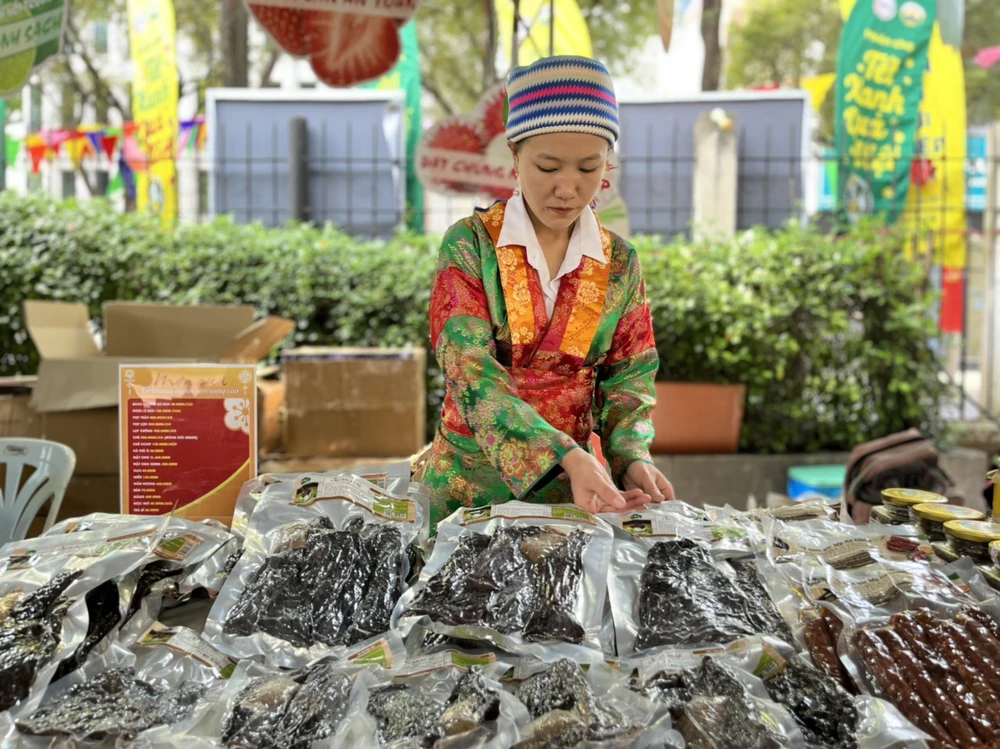 Đặc sản Hà Giang bày bán tại phiên chợ