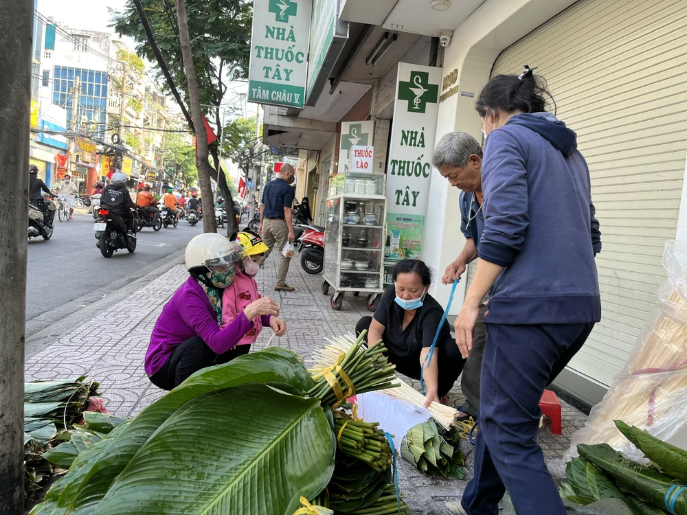 Sáng 24 tháng Chạp người dân đi mua lá dong, dây lạt về nấu bánh chưng