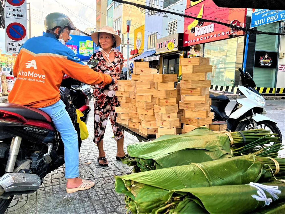 Bên cạnh lá dong, khuôn bánh cũng được bày bán giúp cho gói bánh chưng dễ dàng hơn
