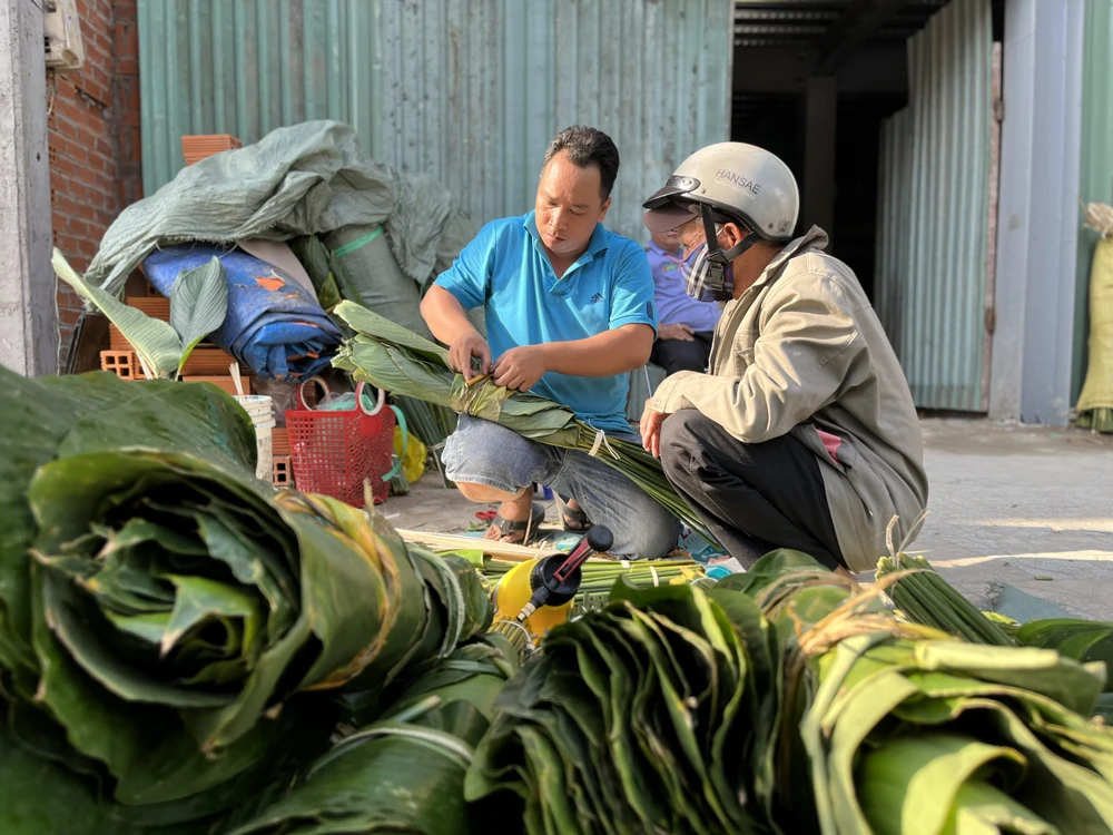 Ông Công đang chờ người bán đóng gói lá