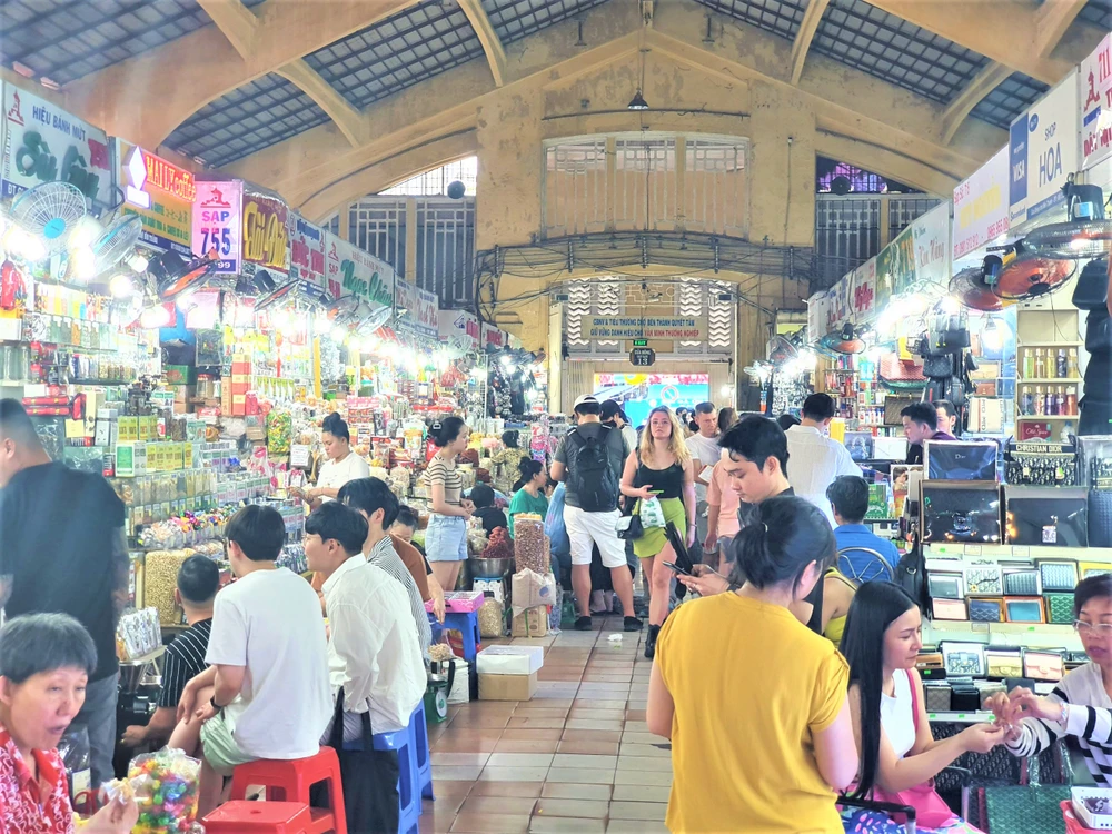 Du khách tham quan mua sắm tại chợ Bến Thành chiều ngày 24 tháng Chạp