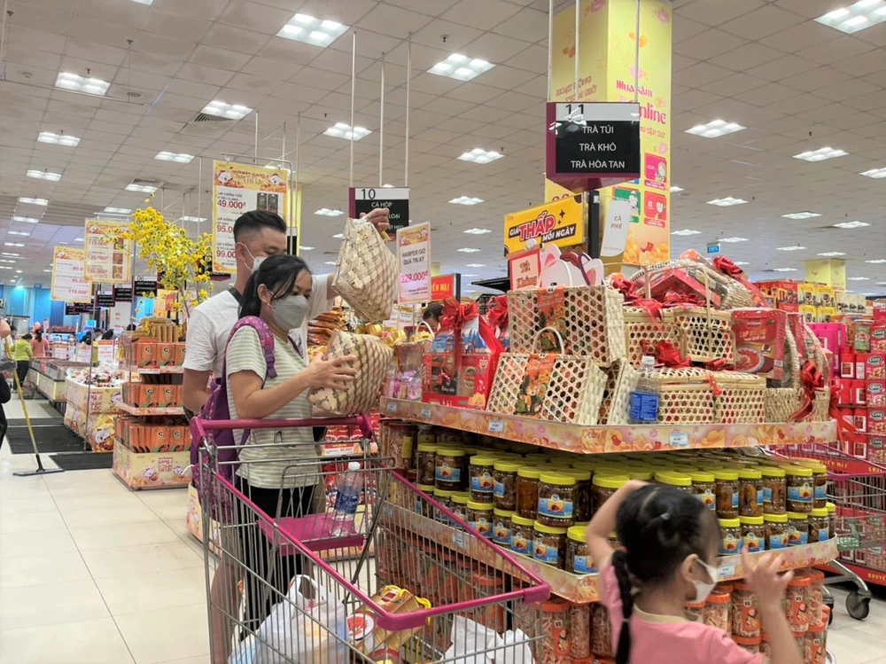 Bên cạnh những giỏ quà cao cấp quà tết bình dân được khách hàng chọn lựa