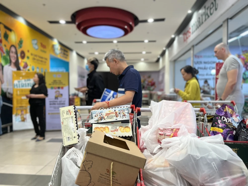 Một gia đình chi khoảng 10 triệu mua sắm tết