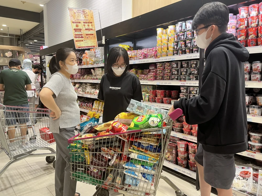 Một gia đình sắm tết với hàng hóa chất đầy xe đẩy