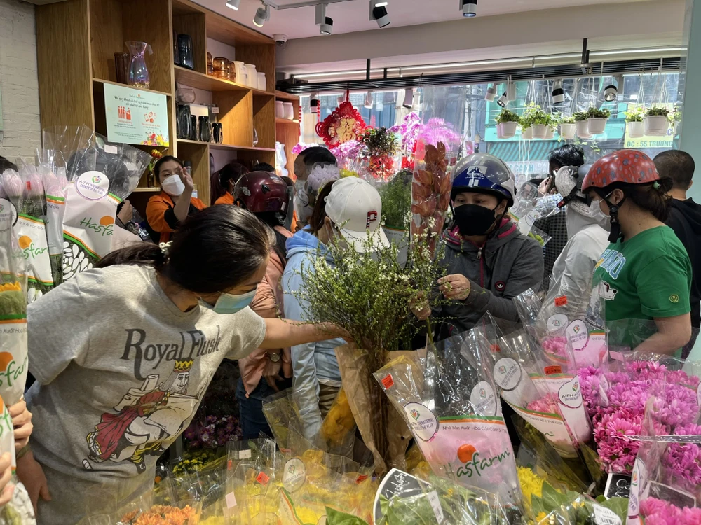 Sáng 28 tết, người dân chen chân mua hoa tại một cửa hàng.