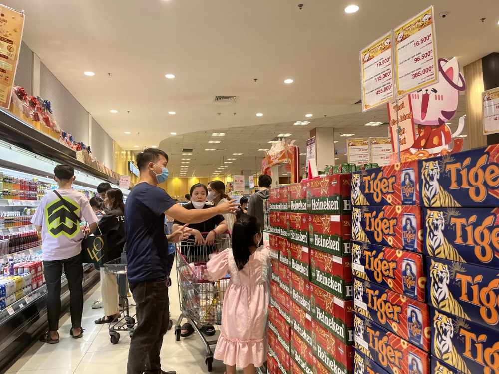 Nhu cầu tiêu dùng và biếu tặng trong dịp tết tăng khiến giá bia rượu tăng 1,66%. Ảnh: TU