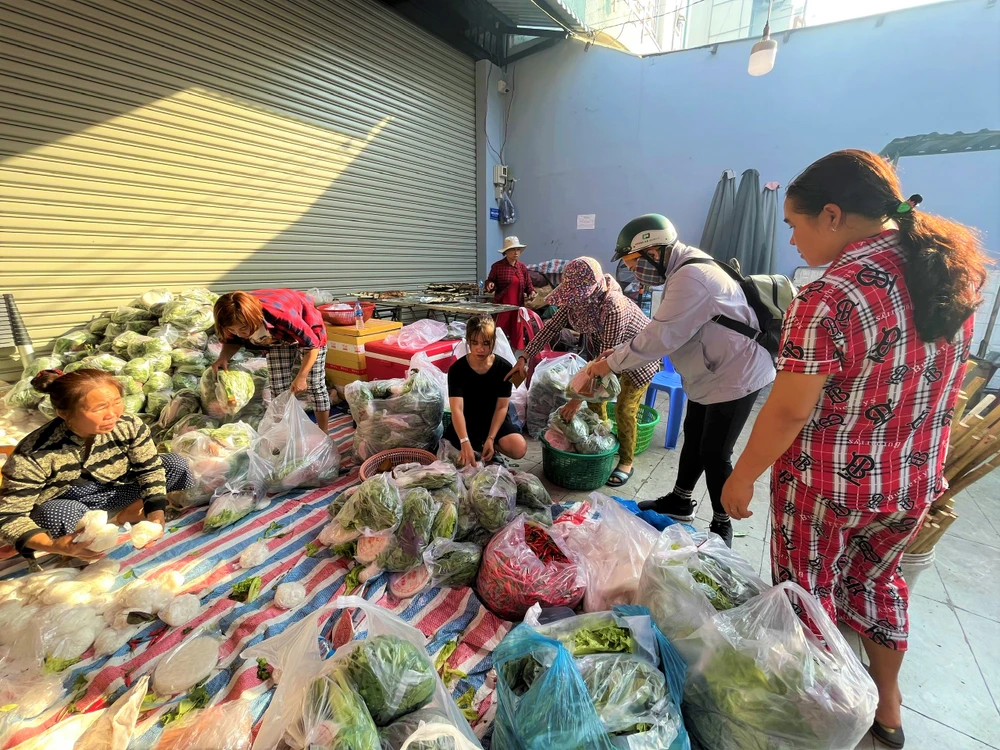 Rau ăn kèm được gói sẵn thành từng bịch.