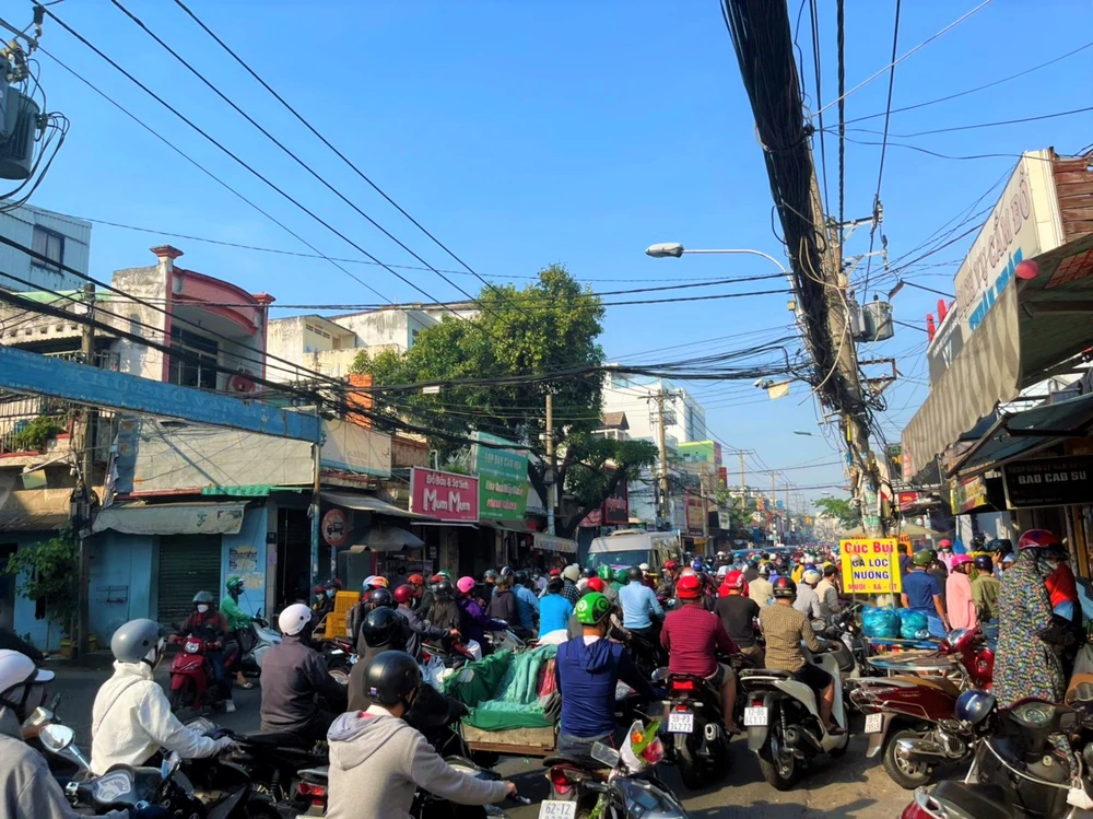Sáng ngày vía Thần tài đã xảy ra tình trạng kẹt xe ở phố cá lóc nướng.