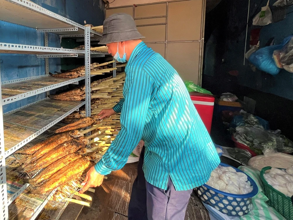 Cá lóc liên tục được mang ra bếp nướng.