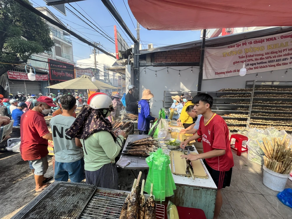 Cá được gói cẩn thận trước khi giao cho khách.