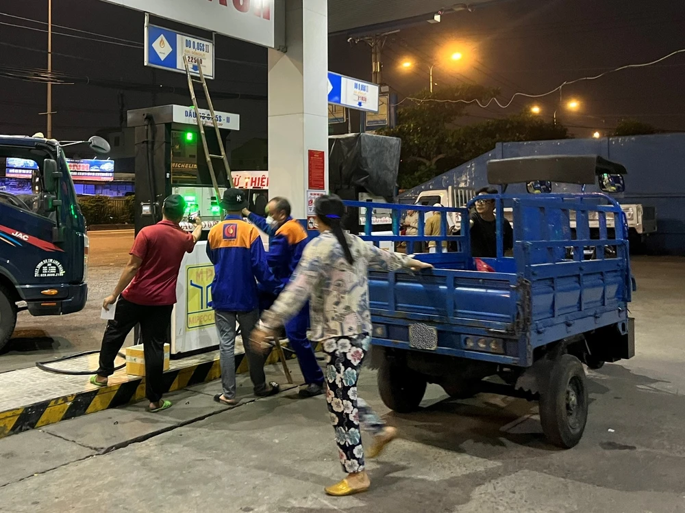 19 giờ 30, một cửa hàng quận 12 báo khách đi xe máy hết xăng, xe ba gác máy nài nỉ và được đổ