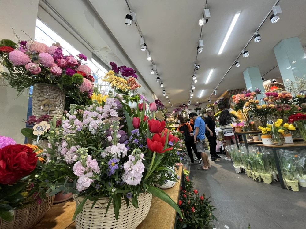 Người dân chọn mua hoa trong ngày 14-2