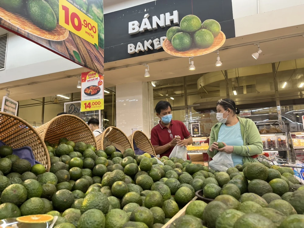 Người dân đang mua cam sành ở siêu thị.