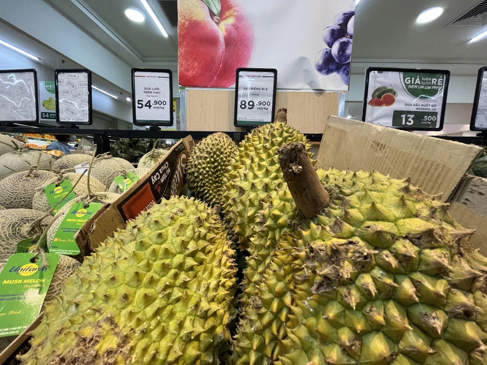 Sầu riêng được bán ở siêu thị giá gần 90.000 đồng/kg. Ảnh: TÚ UYÊN