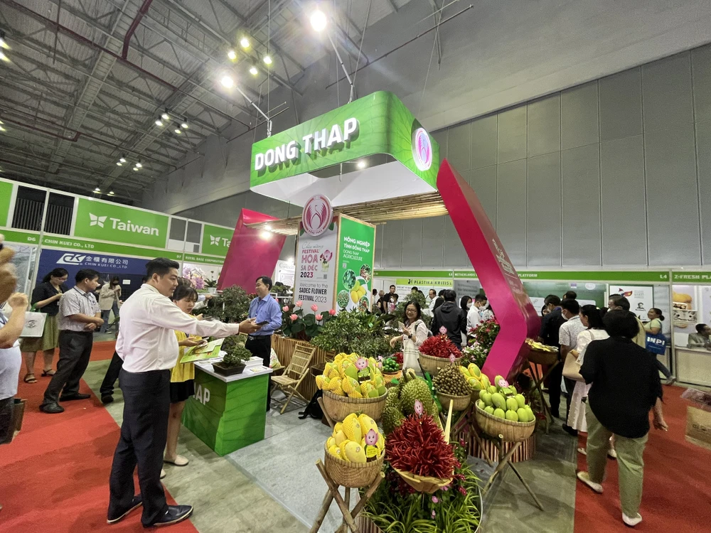 Chiếc thuyền chở trái cây rau quả của tỉnh Đồng Tháp được trưng bày đẹp mắt