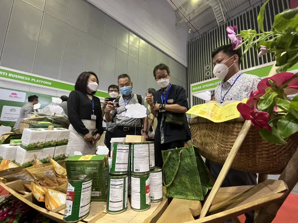 Khách tham quan quan tâm đến các sản phẩm tỉnh Đồng Tháp