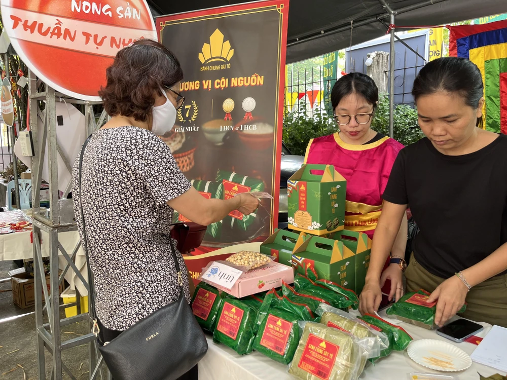 Người tiêu dùng mua bánh chưng tại Lễ hội Tết Xanh quà Việt 2023. Ảnh: TÚ UYÊN